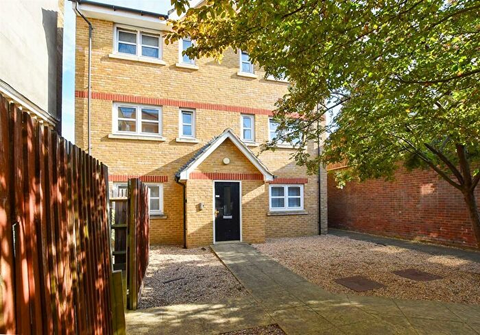 1 Bedroom Flat For Sale In Manor Road, Chatham, ME4