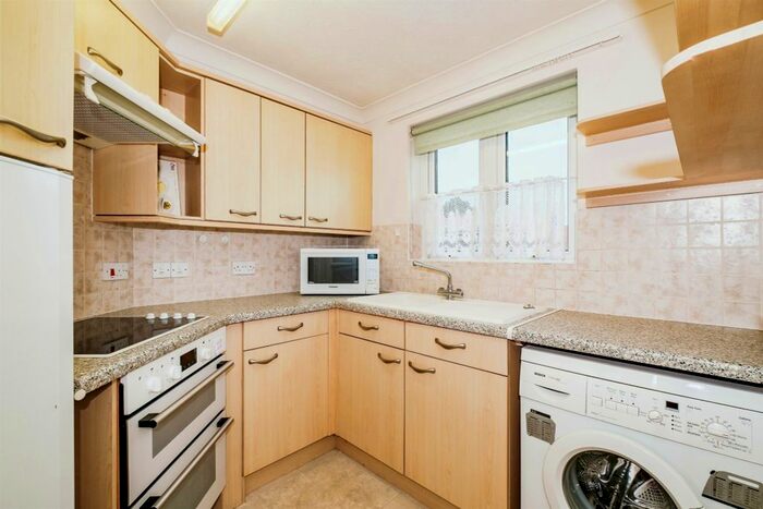 1 Bedroom Flat For Sale In Mill Road, Worthing, BN11