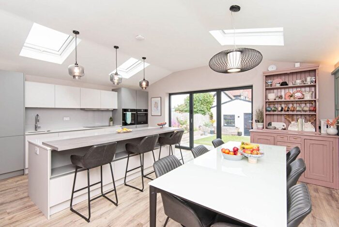 3 Bedroom Detached House For Sale In Walton Road, Chesterfield, S40