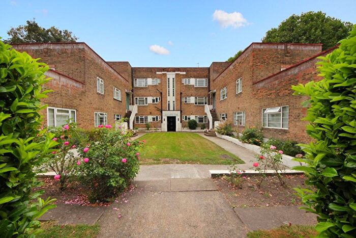 2 Bedroom Flat To Rent In West Lodge Court, Uxbridge Road, London, W3