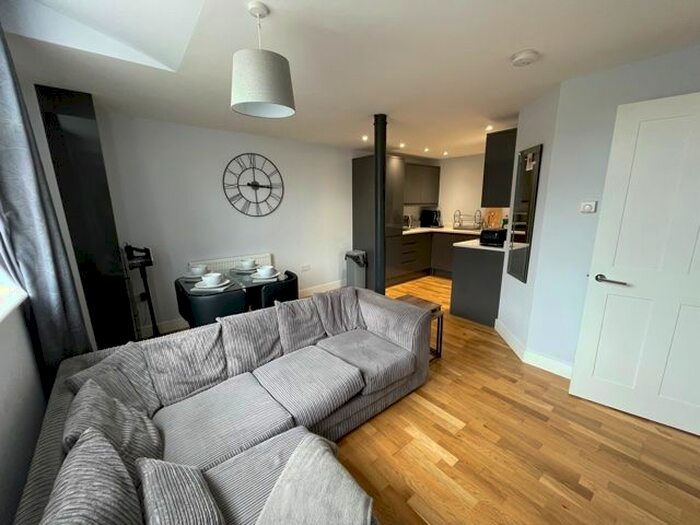 2 Bedroom Flat To Rent In Palmerston Road, Abington, Northampton, NN1