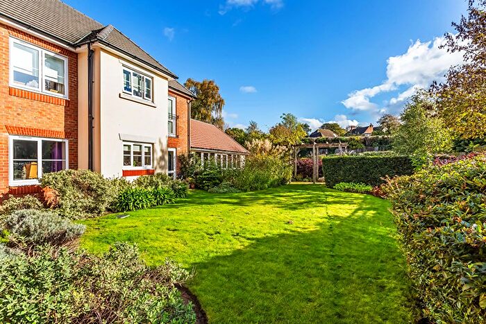 1 Bedroom Flat For Sale In Kingston Avenue, Leatherhead, Surrey, KT22