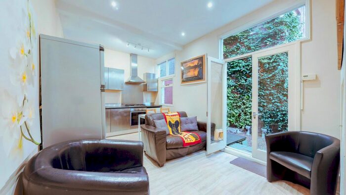 3 Bedroom Flat To Rent In Pennard Road, London W12