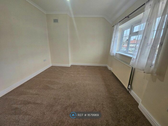 3 Bedroom Semi-Detached House To Rent In Mitcham Road, Croydon, CR0