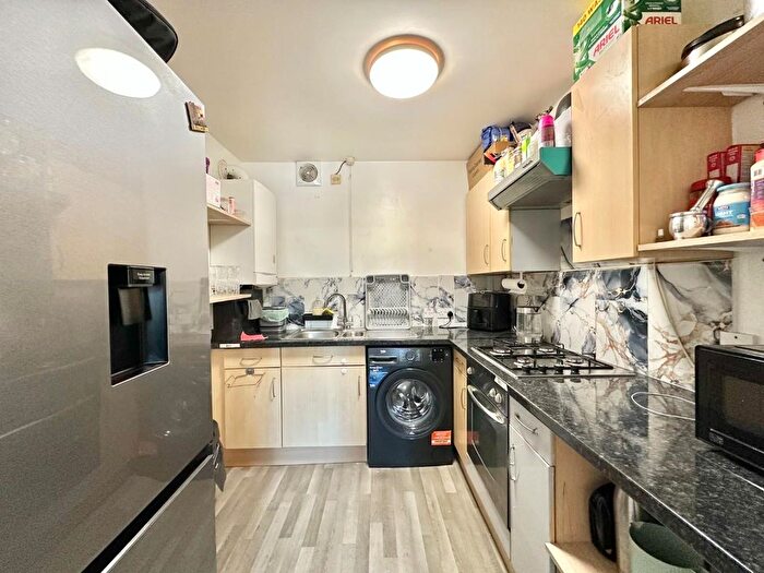 2 Bedroom Flat For Sale In Welbeck Avenue, Hayes, UB4