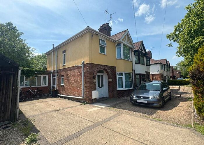 4 Bedroom Semi-Detached House For Sale In West Elloe Avenue, Spalding, PE11