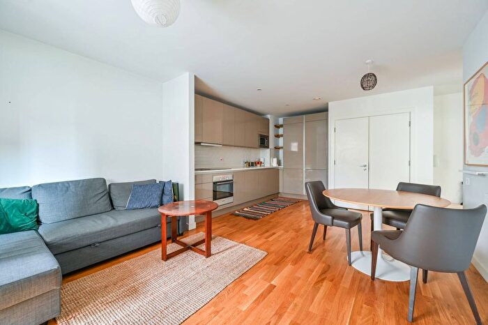 1 Bedroom Flat To Rent In Rutherford Heights, Elephant And Castle, London, SE17