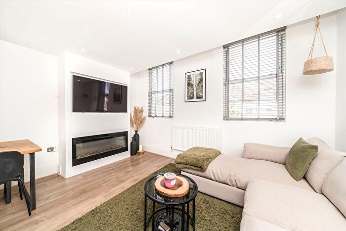 3 Bedroom Flat To Rent In Charlmont Road, Tooting, SW17