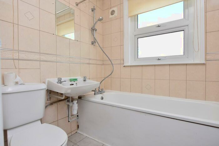 2 Bedroom Flat To Rent In Hainthorpe Road London, SE27