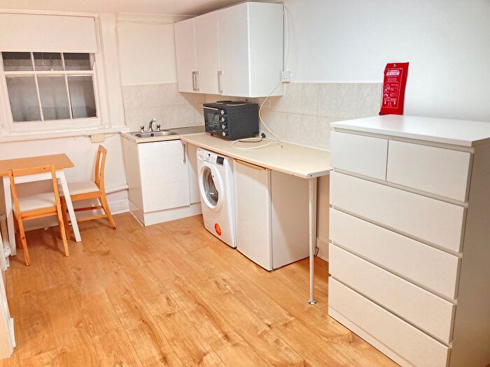 1 Bedroom Flat To Rent In Very Near West Cromwell Road Area, Earls Court, SW5