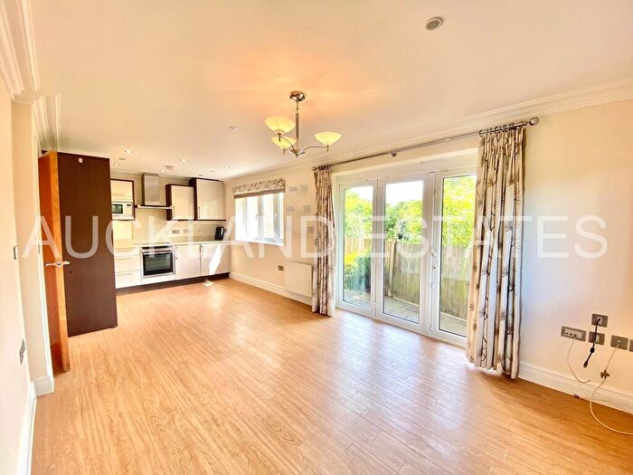 2 Bedroom Flat To Rent In Bluebridge Road, Brookmans Park, AL9