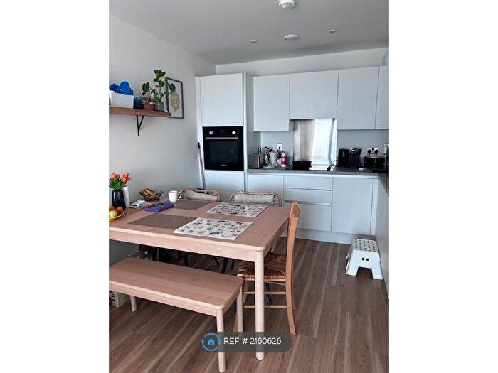 1 Bedroom Flat To Rent In New Bell House, Hounslow, TW4