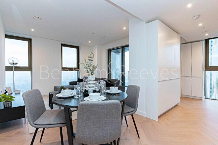2 Bedroom Apartment To Rent In One Thames Quay, Canary Wharf, E14