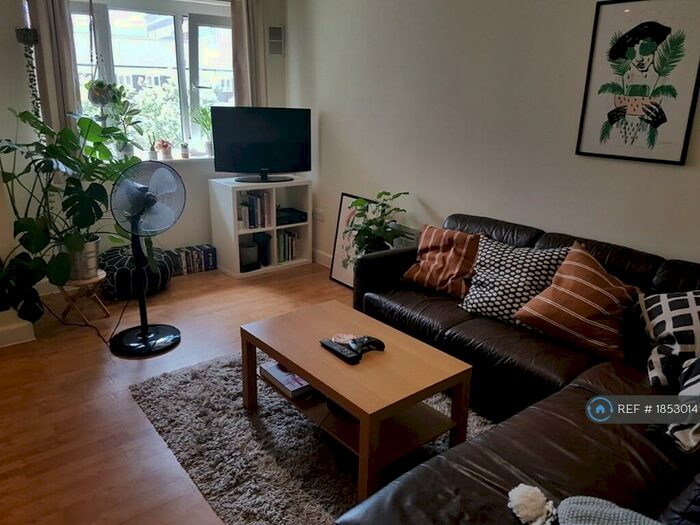 2 Bedroom Flat To Rent In Crowngate House, London, E3