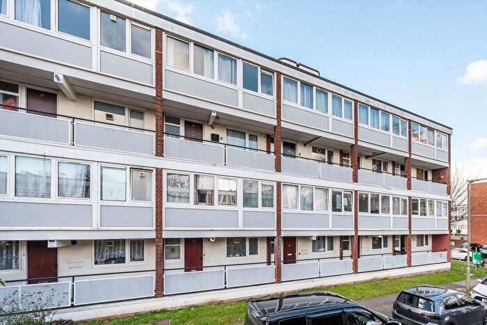 3 Bedroom Flat To Rent In Hersham Close, London, SW15