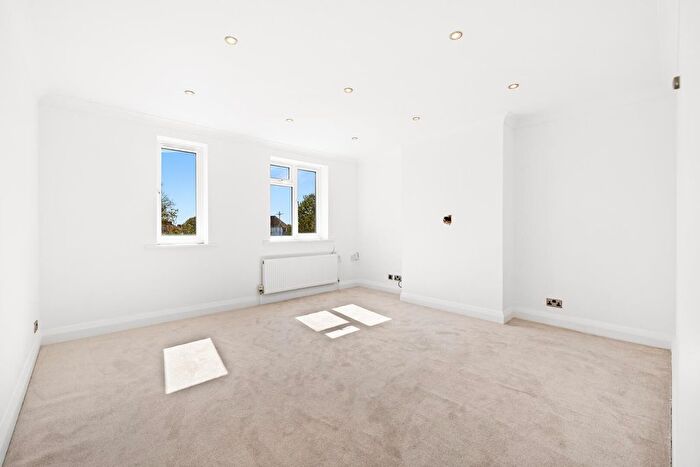 3 Bedroom Flat For Sale In West Way, Hove, BN3