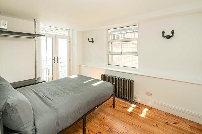 2 Bedroom Apartment For Sale In Southampton Way, London, SE5