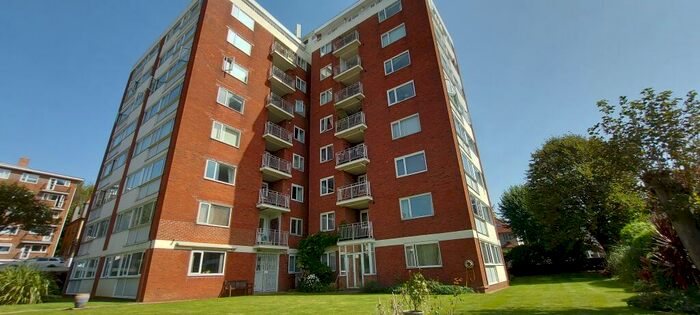 2 Bedroom Flat To Rent In Cromwell Court, BN3