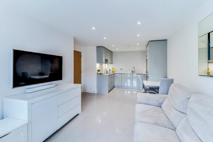 2 Bedroom Flat For Sale In High Road, Benfleet, SS7