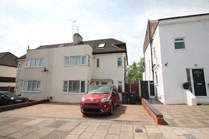 4 Bedroom Semi Detached House To Rent In Kenerne Drive, Barnet, EN5