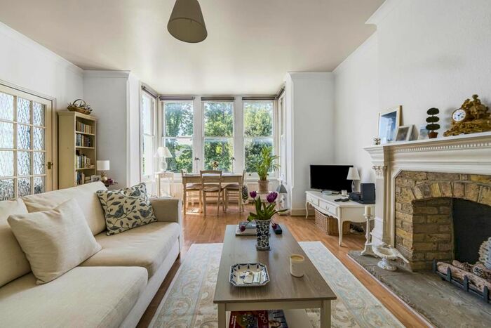 2 Bedroom Flat To Rent In Lion Gate Gardens, Richmond, TW9