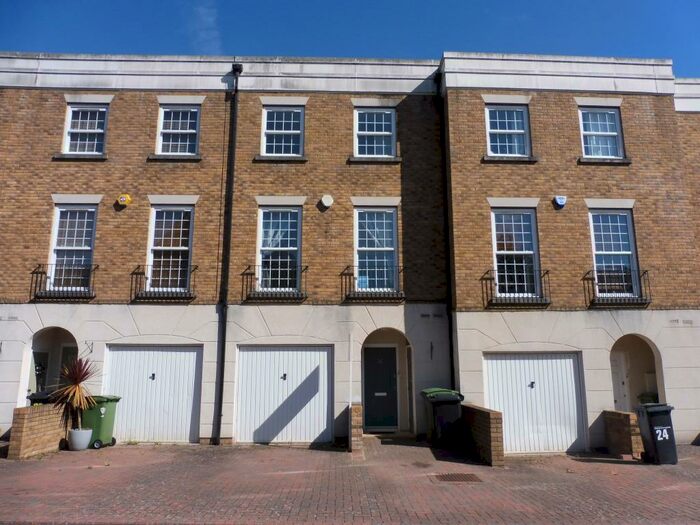 3 Bedroom Town House To Rent In Marigold Way, Maidstone, ME16