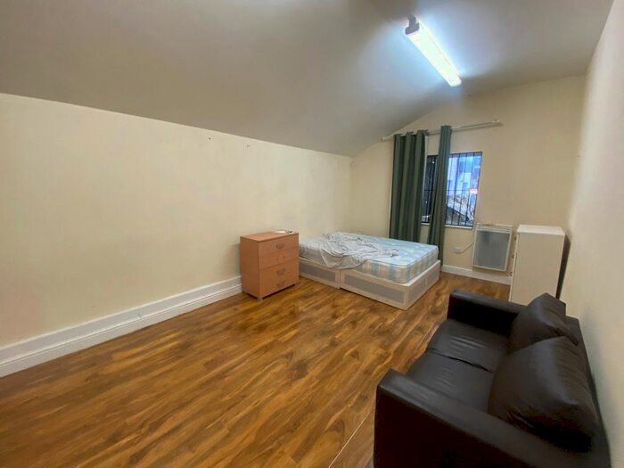 2 Bedroom Flat To Rent In High Street, Walthamstow, London, E17