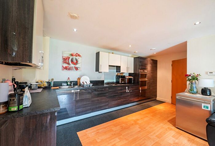 3 Bedroom Flat For Sale In Spring Gardens, Romford, RM7
