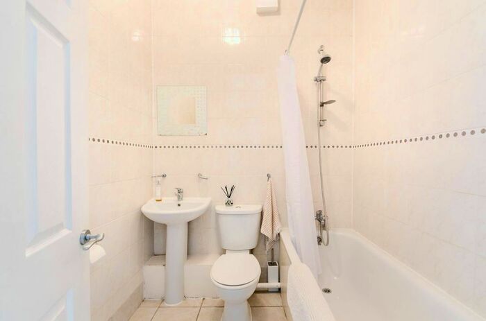 2 Bedroom Flat To Rent In Balham High Road, Balham, London, SW12