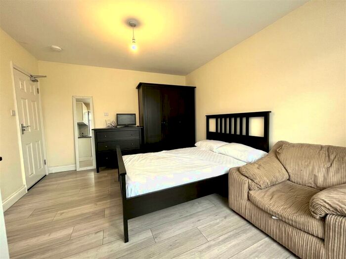 Studio To Rent In Goldsdown Close, Enfield, EN3