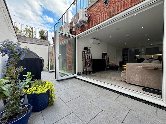 3 Bedroom Apartment For Sale In South Drive, Coulsdon, Surrey, CR5