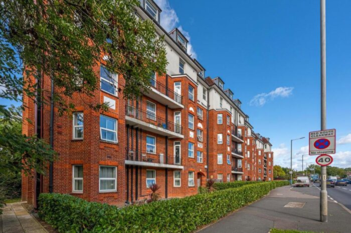 1 Bedroom Flat To Rent In North Circular Road, NW11