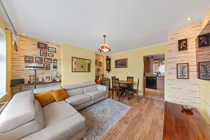 3 Bedroom Semi-Detached House For Sale In Sinclair Avenue, Warrington, WA2