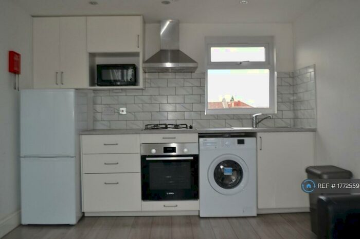 1 Bedroom Flat To Rent In Mayfair Avenue, Ilford, IG1