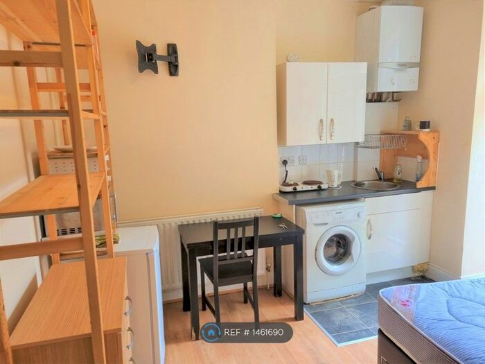 Studio To Rent In Stapleton Hall Road, London, N4