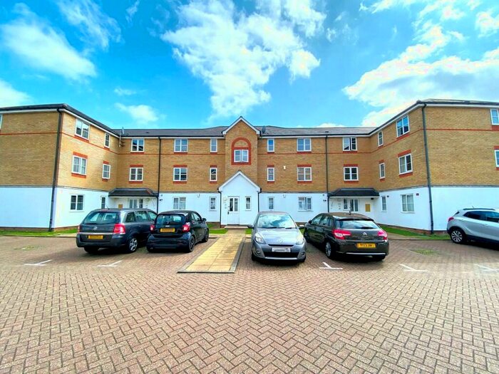 2 Bedroom Apartment To Rent In Clarence Close, Barnet, Herts, EN4