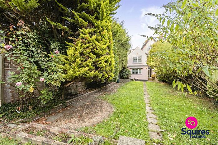 5 Bedroom Semi-Detached House For Sale In Granville Road, London, N12