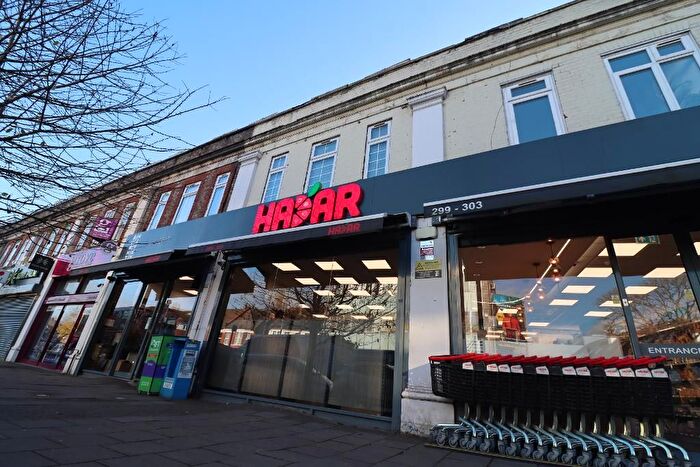 2 Bedroom Flat To Rent In Hale Lane, Edgware, Middlesex, HA8