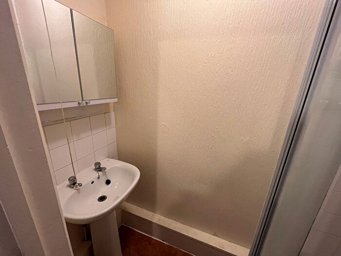 1 Bedroom Flat To Rent In Holdenhurst Road, Bournemouth, BH8