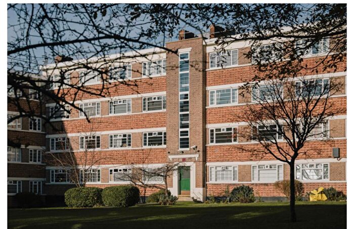 1 Bedroom Flat For Sale In Holmewood Gardens, London, SW2