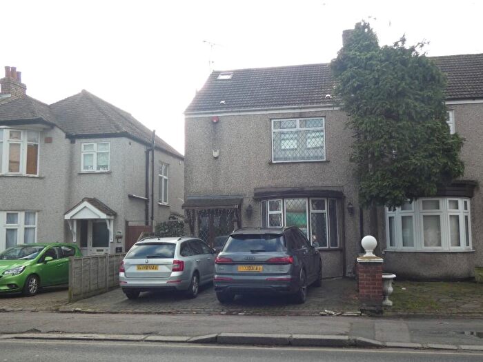 5 Bedroom Semi-Detached House To Rent In Mawney Road, Romford, RM7