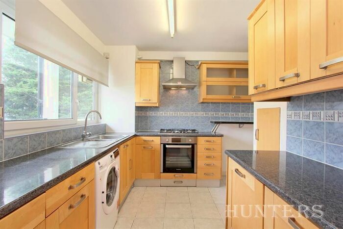 3 Bedroom Flat To Rent In Rupert Gardens, London, SW9