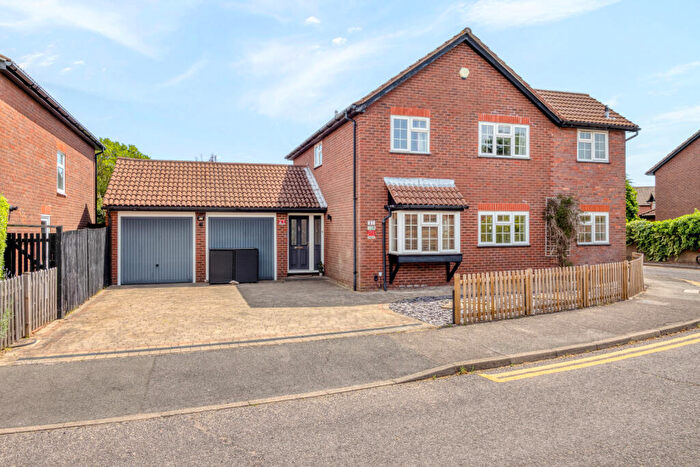 4 Bedroom Detached House For Sale In Balmoral Way, Sutton, SM2