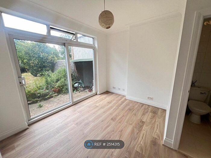 Studio To Rent In Lichfield Grove, London, N3