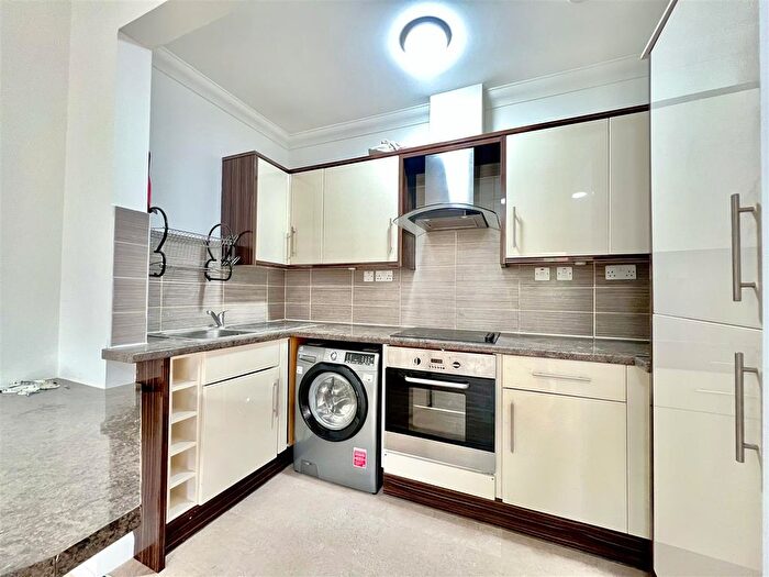 2 Bedroom Flat To Rent In High Street, Hounslow, TW3