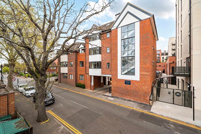 3 Bedroom Apartment For Sale In Madeira Road, West Byfleet, KT14