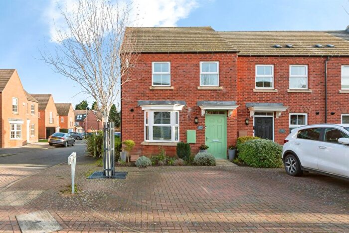 3 Bedroom Semi-Detached House For Sale In Paris Close, Hinckley, LE10