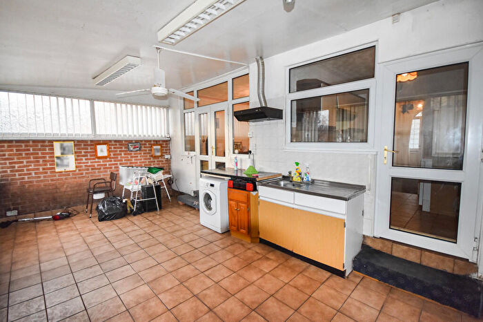 3 Bedroom Semi-Detached House For Sale In Welby Avenue, Nottingham, NG7