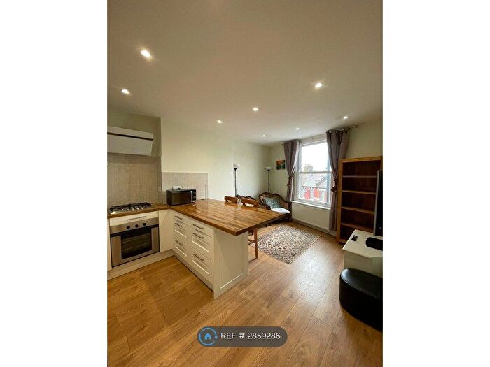 2 Bedroom Flat To Rent In Fulham, London, SW6