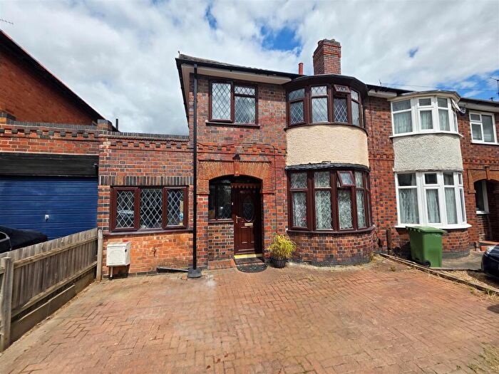 3 Bedroom Semi-Detached House To Rent In Spinney Rise, Birstall, Leicester, LE4